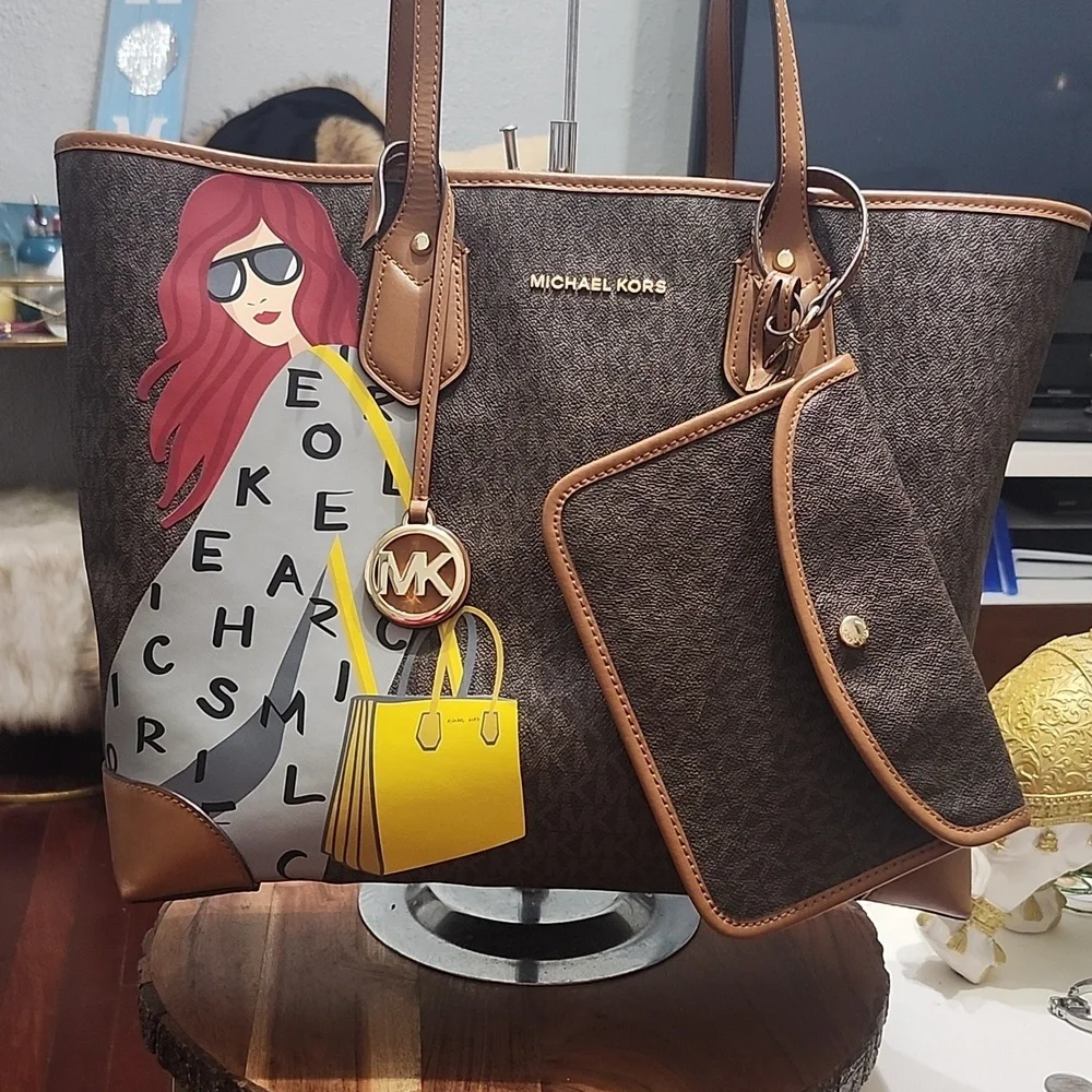 Micheal Kors Eva Leather Tote W/Pouch EUC - Picture 5 of 16